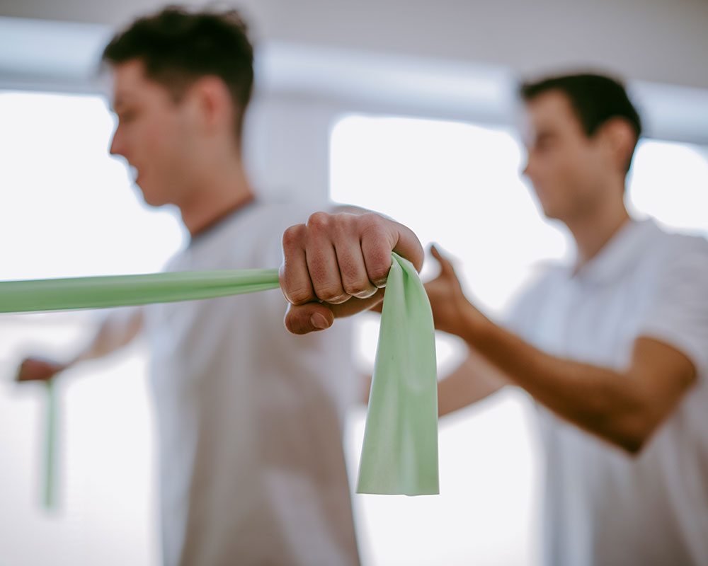 Kräftigende, stabilisierende Übungen mit dem Theraband in der Praxis für Physiotherapie in Altenfelden