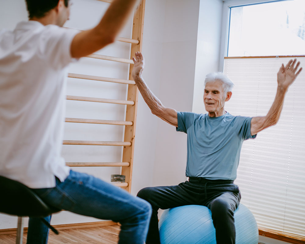 Balanceübungen mit Gymnastikball im Bewegungsraum der Physio-Praxis Lukas Zeller in Altenfelden